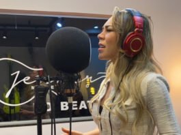 A cantora Lenny Bellard postou em seu instagram novidades desde o início da semana. Foram storys, posts no feed e a loira está prometendo músicas novas em breve. Na última segunda (26), Lenny embarcou de Guarulhos – SP, para Goiânia – GO ao lado de seu assessor Bruno Santana para gravações no estúdio LKS Music. Segundo o próprio Jenner Melo, conhecido por grandes sucessos como “Regime Fechado – Simone e Simaria”, “Digitando - Day e Lara”, “Alô Dj – Humberto e Rodaldo” entre outros. Lenny já gravou três músicas e estão empolgados com as novas produções. O EP será divulgado ainda nesse segundo semestre. Na hora de gravar, Lenny contou com as orientações e cuidados da fonodióloga Maria Rosa Miranda, que atende os artistas da LKS Music. Em um dos Storys ela aparece cantando acompanhada de Jenner, arrocha e sertanejo romântico. Mas também pretende fazer feat com artistas de música latina e quem sabe um funknejo. “Não quero me rotular artista de um segmento só, hoje o Brasil mostra uma versatilidade que me identifico muito. Tem dias que acordo agitada, outros mais romântica... Eu amo música latina, cantei muito no início da minha carreira e quero aproveitar esses 20 anos na música pra explorar todos os meus lados. - diz Lenny Bellard Vamos ficar de olho nos passos da loira e aguardar então esse super EP.